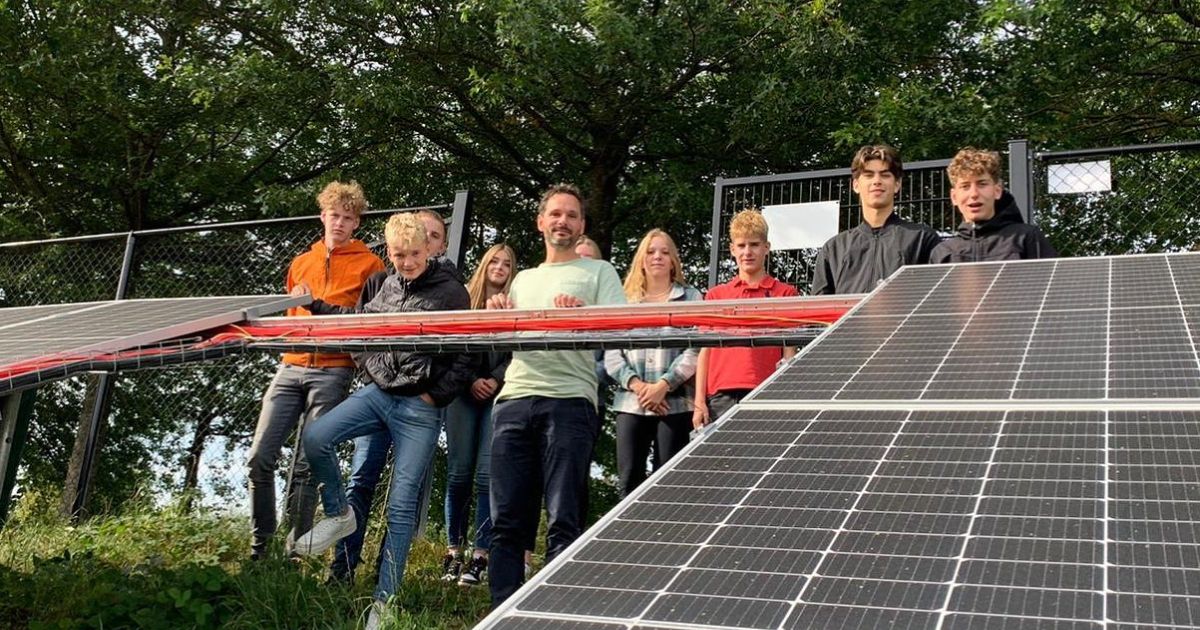 Leerlingen bezoeken het zonnepark aan de A58