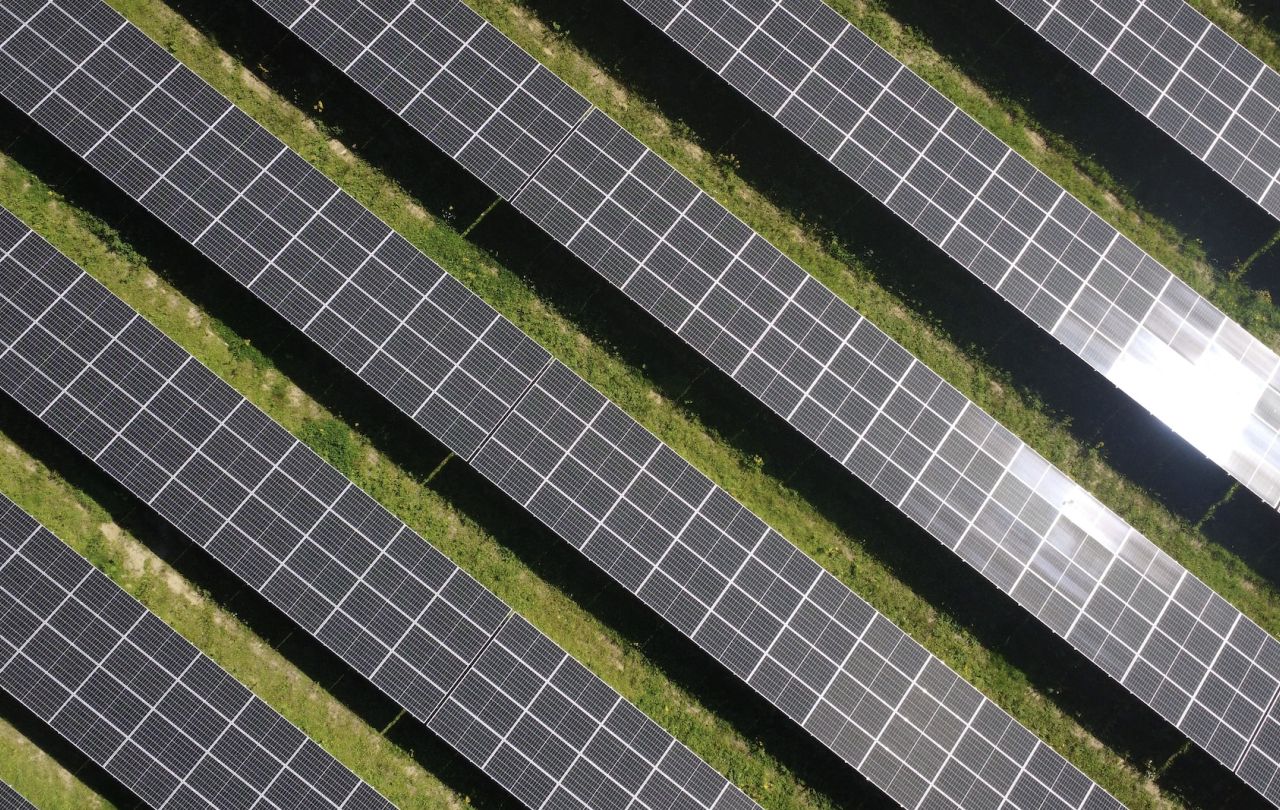 Bovenaanzicht zonnepanelen in zonnepark Reuver 