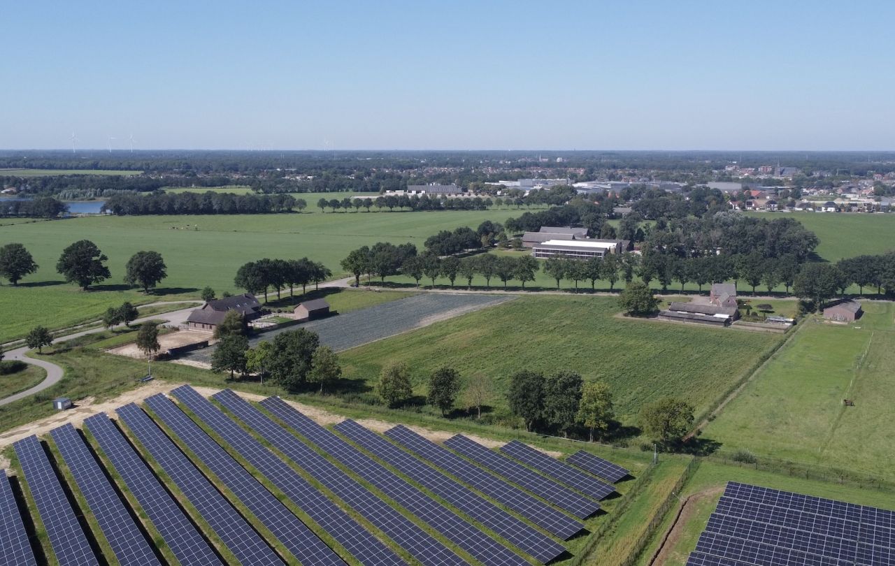 Luchtfoto zonnepark Reuver skyliine