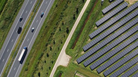 Luchtfoto van Vrijopnaam zonnepark Reuver in Limburg 