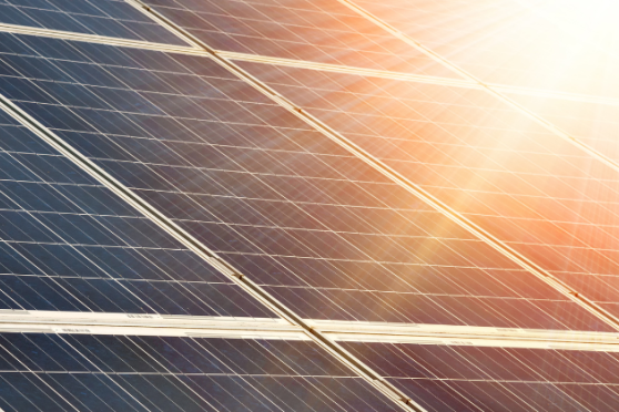 Zonnestralen op zonnepanelen 