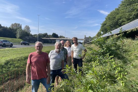 Groepsfoto tijdens bezoek aan zonnepark A58 op Open Energiedag 2023