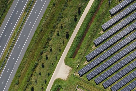 Zonnepark Reuver aan de A73