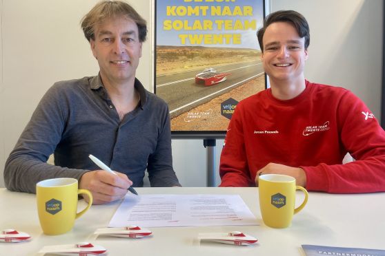 Bas en Jeroen tekenen overeenkomst tussen Vrijopnaam en Solar Team Twente 