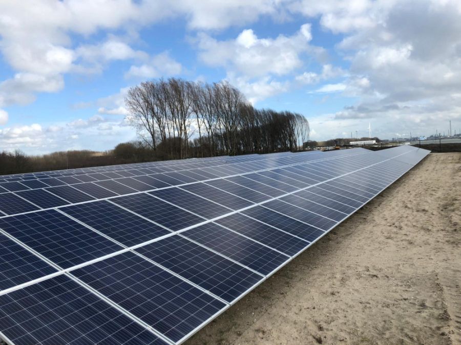 Foto van zonnepanelen in het park in Maassluis