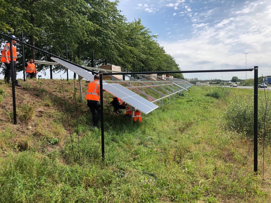 Zonnepark A58 bij Etten-Leur in aanbouw